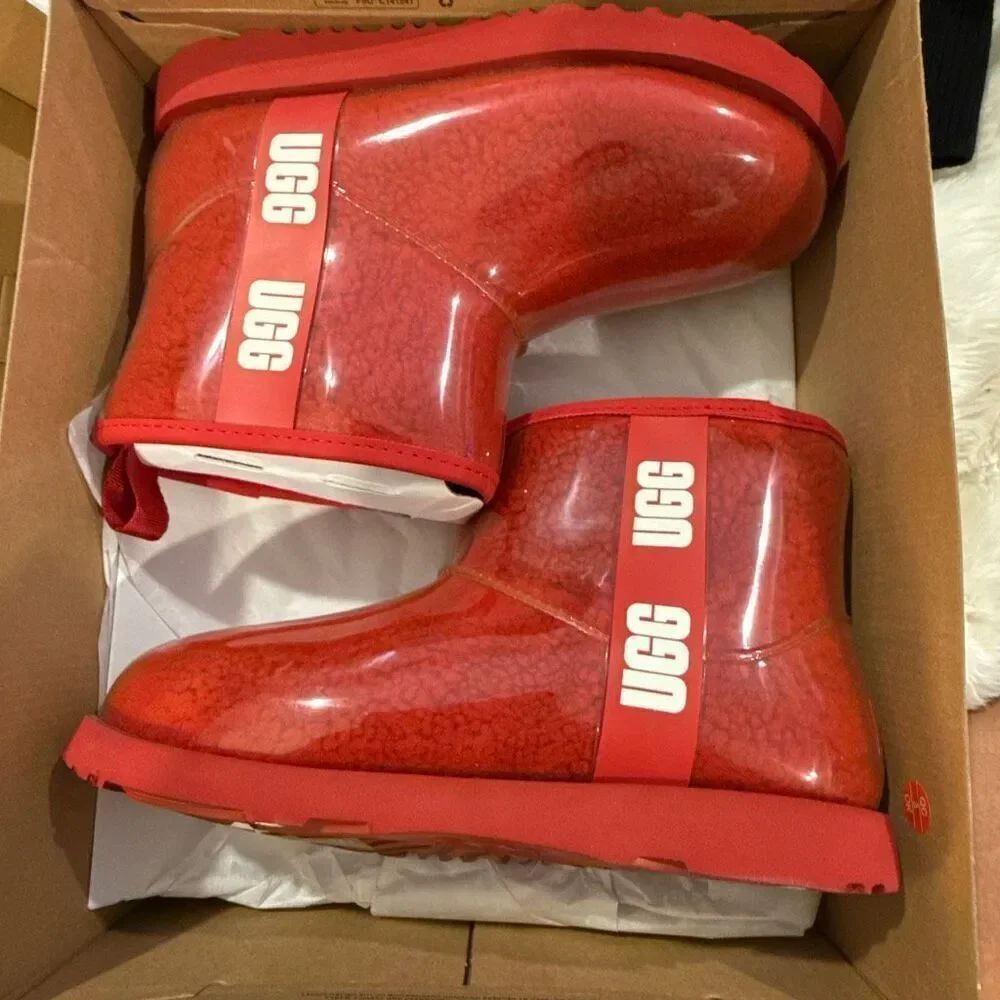 Nwt UGG Kids' Classic Clear Mini II boots in the Samba Red colorway. 6 Kids 8 wo